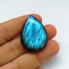 Pedra de coloração azul intenso em formato de gota