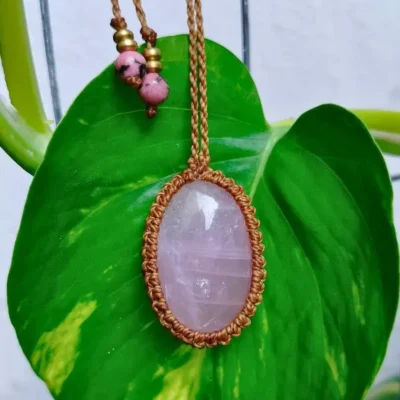 Colar Amuleto com Quartzo Rosa