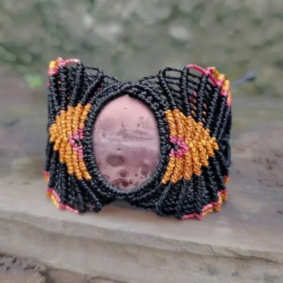 Bracelete de Macramê com Jaspe Grãos de Café