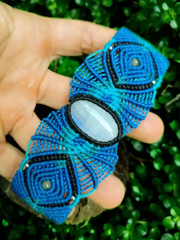 Bracelete de Macramê Azul com Pedra da Lua - Imagem 4