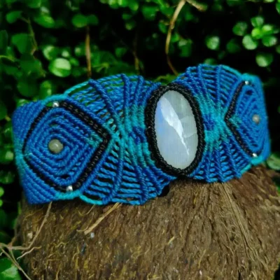 Alternative view of Bracelete de Macramê Azul com Pedra da Lua