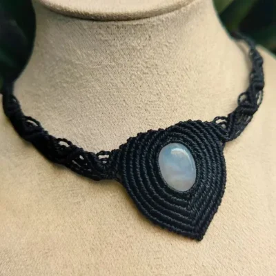 Alternative view of Gargantilha de Macramê com Pedra da Lua