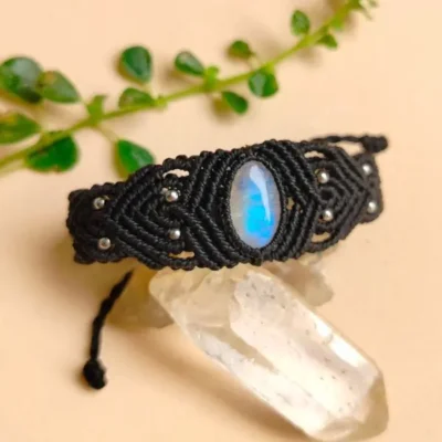 Alternative view of Pulseira de Macramê com Pedra da Lua