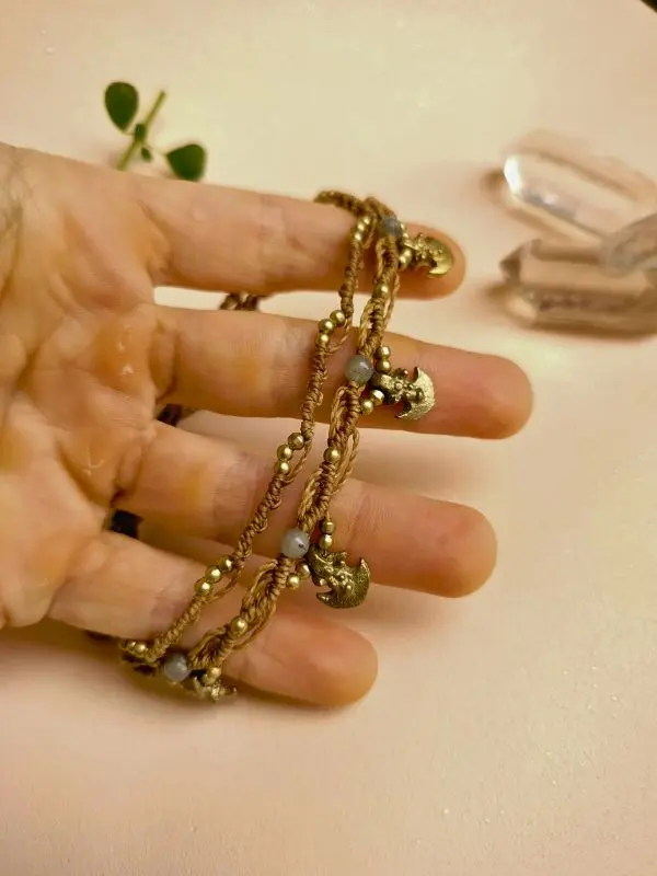 Tornozeleira Dupla de Macramê com Pedra Natural - Imagem 4