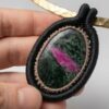Colar / Gargantilha de Macramê com Pedra Rubi Zoizita