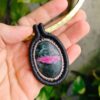 Colar / Gargantilha de Macramê com Pedra Rubi Zoizita - Imagem 5