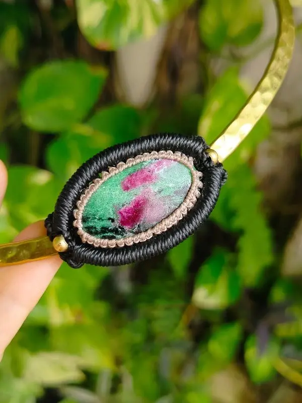 Colar / Gargantilha com Pedra Rubi Zoisita